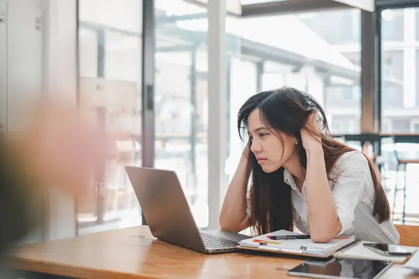 비즈니스 스트레스 여자는 그녀의 노트북에 집중으로 나타납니다 아마도 사무실 공간에서 — 스톡 사진