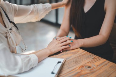 Çalışan, modern ofis ortamında sağlık konularını tartışan bir sağlık uzmanından konsültasyon alır..