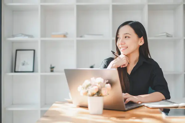 여성은 미니멀리즘과 사무실 공간에서 그녀의 노트북과 완전히 오늘날의 환경의 현대적인 — 스톡 사진