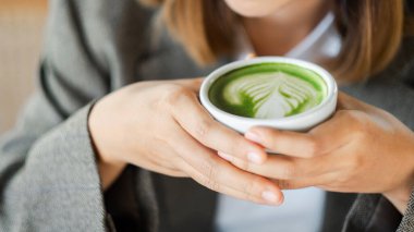 Elleriniz nazikçe sıcak yeşil bir kibrit sütlü ve köpüklü bir kahve tutsun..