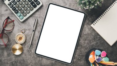 Ofis masasında boş ekran görüntüsü olan tablet. Üst görünüm düzlüğü