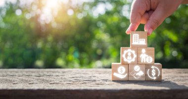 Reit konsepti, El Sanal ekranda reit simgesi olan tahta bloğu masanın üzerinde tutuyor.