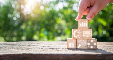 Fintech konsepti, elle tutulan tahta blok ve sanal ekranda fintech simgesi.