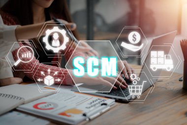 SCM, Tedarik Zinciri Yönetimi konsepti, Gelir tabloları ve grafiklerini analiz eden iş ekibi, yönetim, analiz, lojistik, kar, satın alma ve sanal ekran üzerine simge dağıt. 