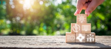 Hackathon konsepti, masadaki tahta bloğu beyin fırtınası, geliştirme, programlama, zamanlama, takım çalışması ve sanal ekranda hedef simgesi ile tutmak.