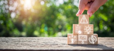 Kriz yönetimi konsepti, el ele tutuşan ahşap blok tanımlama, değerlendirme, anlama, başa çıkma, strateji ve sanal ekran ikonu.