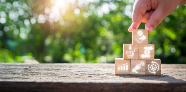 İş 'ten iş konseptine, el ele tutuşan tahta blok iş simgesiyle sanal ekranda.