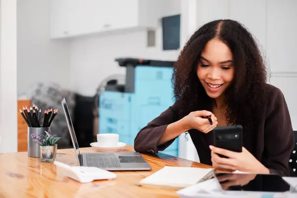 Usmívající Podnikatelka Stylové Kanceláři Spokojená Při Provádění Transakce Svém Smartphonu Stock Snímky