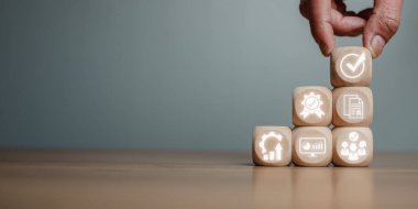 Soru-Cevap, Kalite Yönetim Güvencesi Konsepti, Sanal ekranda kalite yönetimi güvencesi simgesi ile el ele tutuşma tahtası.