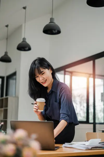 Veselý Asijské Businesswoman Těší Její Kávu Během Přestávky Její Světlé Royalty Free Stock Fotografie