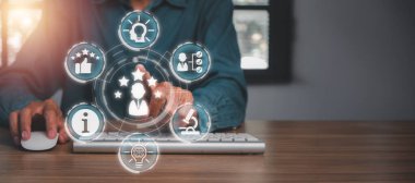 Uzman kavramı, iş adamı sanal ekranda uzmanlık simgesine dokunuyor.