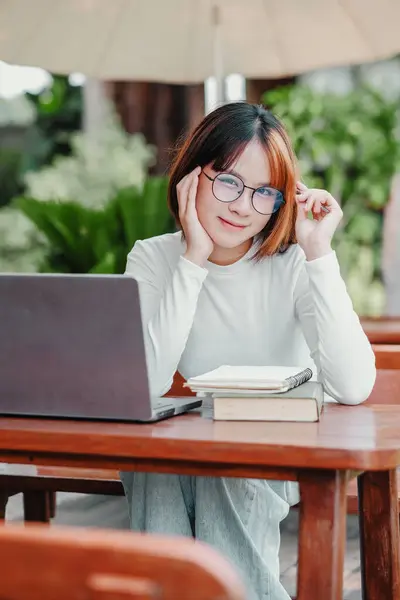Veselá Žena Nosí Brýle Úsměvy Když Sedí Svým Notebookem Dřevěného Royalty Free Stock Fotografie