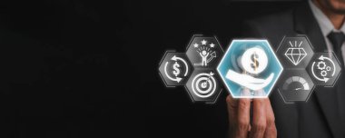 Düşünme konseptini öğren, iş adamı el ele tutuşması ampulü değer akışı, mükemmellik, çekme ve akış simgesi sanal ekranda.