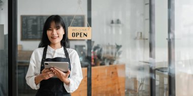 Önlük takan bir kadın 