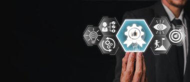 En iyi uygulama konsepti, Sanal ekranda potansiyeli, gelişimi, deneyimi, vizyonu, yeterliliği ve bilgi ikonu olan bir ampulü elinde tutan iş adamı, mevcut işlemleri analiz ediyor.