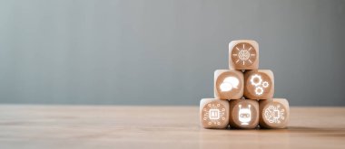 Tahta bloklar, yapay zeka ve NLP simgelerinin tahta bir masaya istiflendiği, teknolojide doğal dil işleme kavramını temsil eden tahta bloklar..