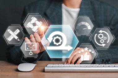 Proje yönetimi ve iş akışı optimizasyonu için çevik kavramı göstermek için dijital arayüz kullanan işadamı.