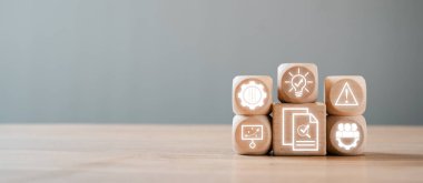 Tahta bloklar denetim kavramlarını temsil eden tahta bloklar, ahşap bir masa üzerinde uyum, risk yönetimi ve iş analizi gibi..