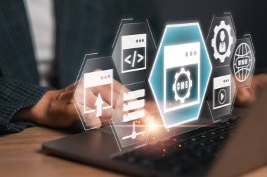 Dijital arayüz simgeleri ve dizüstü bilgisayar üzerinde çalışan bir kişinin yer aldığı modern bir içerik yönetim sistemi (CMS) kavramı.