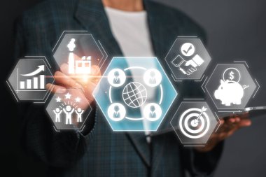 Sanal bir arayüz kullanarak dış kaynak kavramını ve büyüme, ortaklık ve finansal planlama gibi çeşitli iş stratejilerini gösteren bir işadamı.
