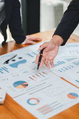 İş toplantılarında mali grafikleri ve grafikleri analiz eden profesyoneller, strateji ve performans ölçümlerini tartıştılar.