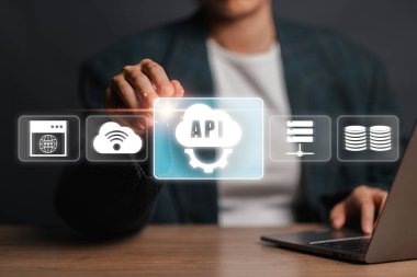 Uygulama Programlama Arayüzü (API) kavramının görsel bir temsili, dijital arayüzün vurgulanması, bulut hesaplaması ve teknoloji ve yazılım gelişimi için veri entegrasyonu.