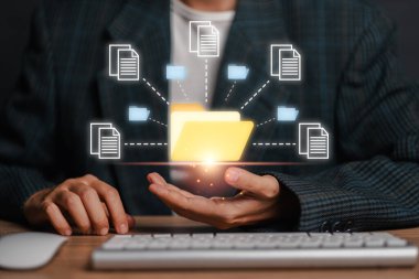 Etkili bir organizasyon ve depolamayı vurgulayan sanal dizinleri ve dosyaları olan dijital belge yönetim sisteminin görsel temsili.