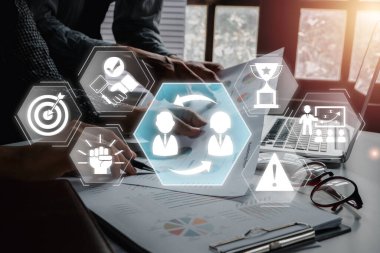 İş dünyasından profesyoneller, modern ofis ortamında rehberlik, takım çalışması ve başarıyı sembolize eden, danışmanlık simgeleriyle stratejileri tartışıyor..