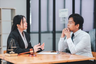 İki iş adamı modern ofis ortamında hukuki konularda ciddi bir tartışmaya giriştiler..