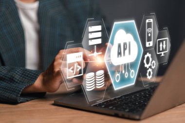 Dijital arayüz elemanları ve bir laptop ekranında bulut hesaplaması olan API teknolojisinin modern bir tasviri.