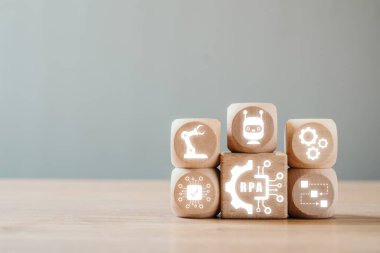 Simgeli tahta bloklar robotik süreç otomasyonunu simgeler, teknoloji ve iş verimliliğinde yenilik sergiler.