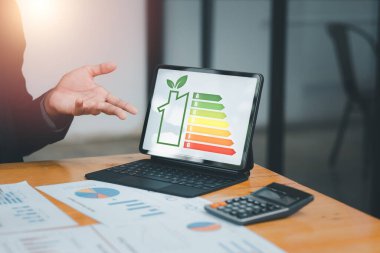 Sürdürülebilir çözümler ve çevre dostu uygulamalara odaklanarak enerji verimliliğini gösteren dijital görüntü.