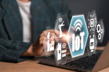 IoT 'un birbiriyle bağlantılı dünyasını akıllı cihazlar ve modern yaşamı geliştiren kusursuz bağlantılarla keşfedin..