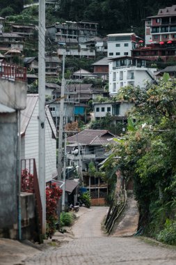 Zengin yeşillik ve sakin dağ manzarasıyla çevrili mimari tarzların bir karışımını sergileyen pitoresk bir yamaç köyü..