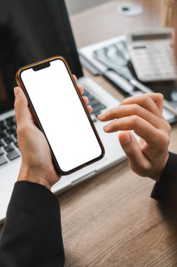 Uygulama tasarımı veya iş kavramları için ideal, boş ekran ile akıllı telefon tutan kişinin yakın plan görüntüsü.