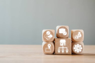 Bayilik kavramlarını temsil eden ahşap bloklar, modern girişimciliği ve marka büyümesini resmetmek için ideal.