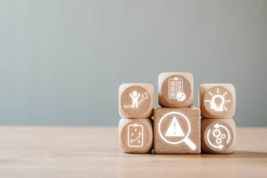 Kriz yönetimi, strateji ve iş sorunları için çözümleri sembolize eden tahta bloklar.