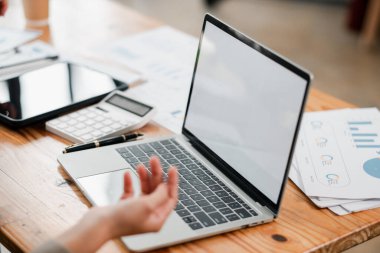 İş belgeleri ve tablet ile çevrili ahşap bir masada dizüstü bilgisayar aç, şirket ve teknoloji temaları için ideal..