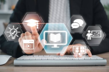 Eğitimin geleceğini dijital simgeler ve modern bir arayüz içeren bu e-öğrenme konseptiyle araştırın.
