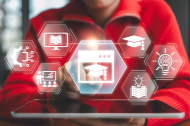 Bir öğrenci, modern sanal sınıfları ve teknolojiyi temsil eden dijital öğrenme simgeleriyle çevrili bir tablet kullanarak çevrimiçi eğitime girişir..