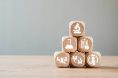 Tıbbi çalışma konseptini temsil eden ahşap bloklar, araştırma ve sağlık temaları için ideal.