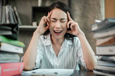 Ofisteki hayal kırıklığına uğramış kadın, evrak işlerinden bunalmış, stres ve yorgunluğunu dile getiriyor..