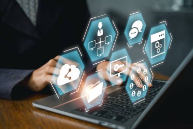 Modern iş iletişimini sembolize eden ikonlar ve dizüstü bilgisayarlı dijital bir internetin görsel temsili.