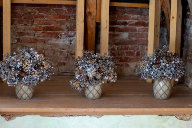 İç dizayn, çiçekli klasik masa. Tavan arası, köy tarzı..