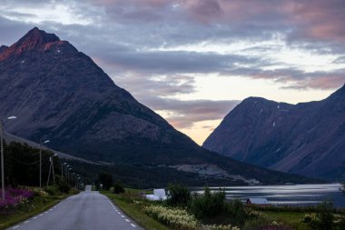 Norveç 'teki dağ yolu. Gündoğumu Renkli Manzara