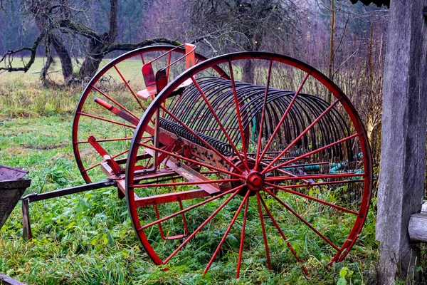 Samanları biçmek için at tırmığı.