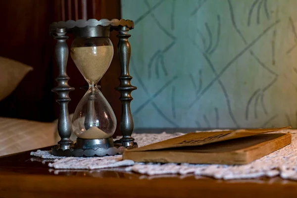 Kitapla birlikte kum saati geri sayımı. Zaman tükeniyor..