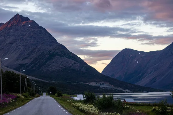 Norveç 'teki dağ yolu. Gündoğumu Renkli Manzara