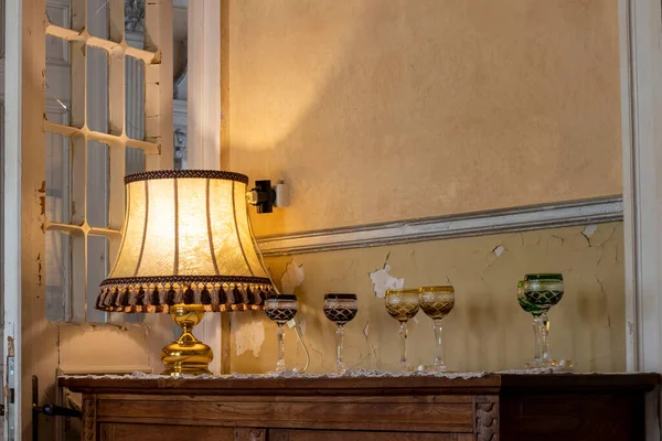 Büfede gözlük olan eski bir lamba.