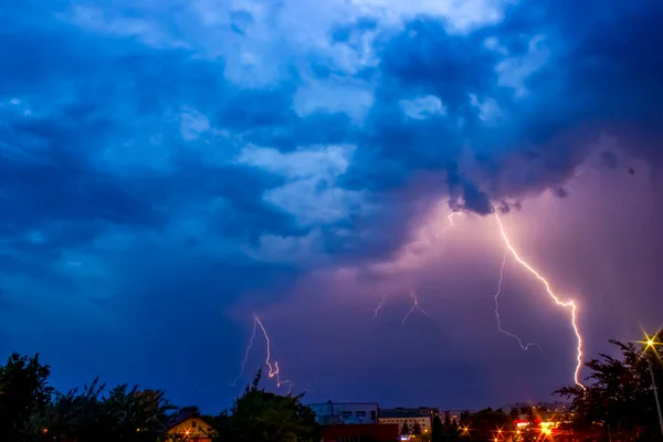 Şehirde şimşek çaktı